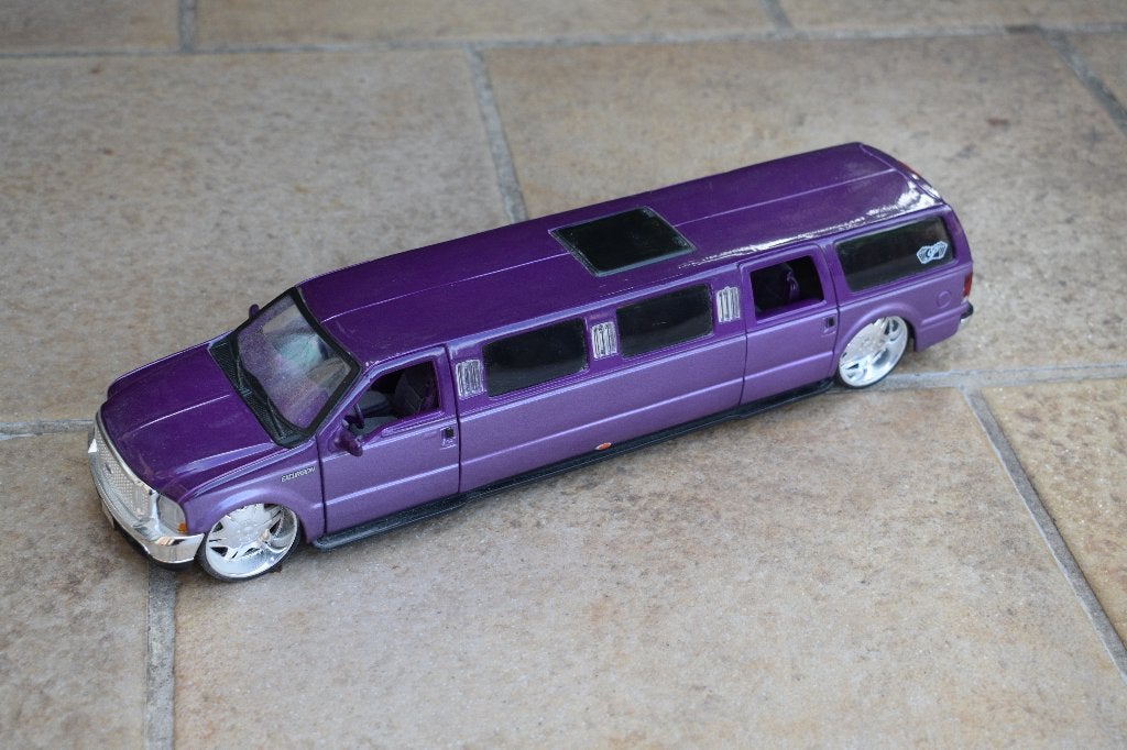 miniature maisto 1:24 limousine ford excursion mauve, Enlèvement ou Envoi, Utilisé, Maisto