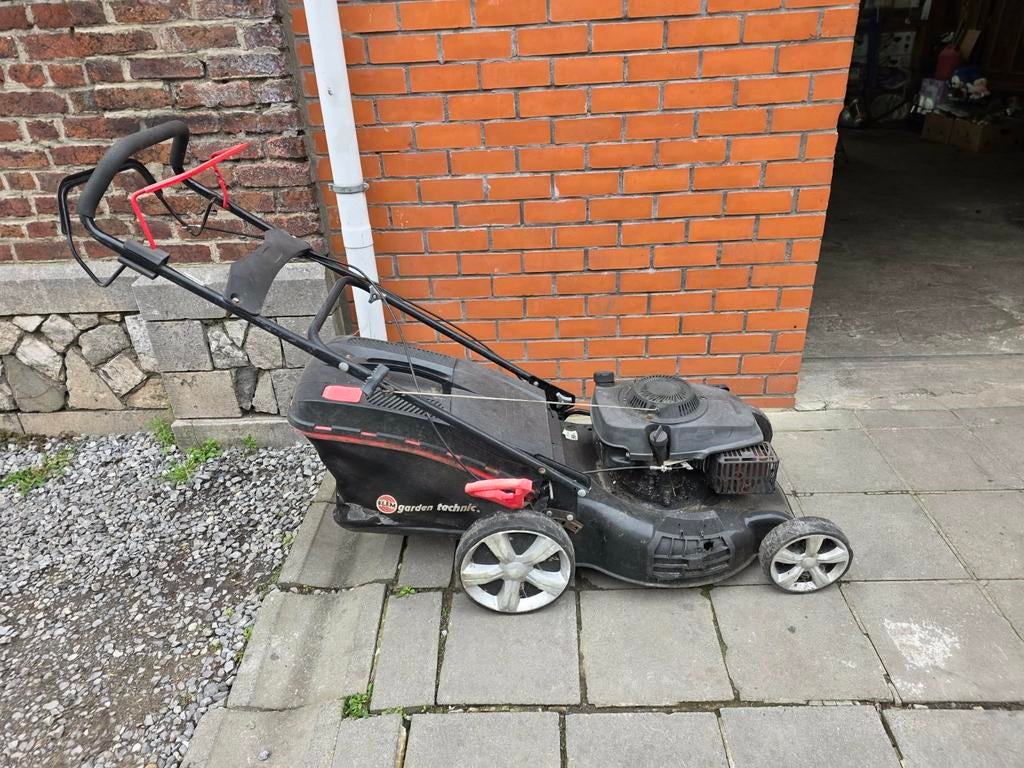 Tondeuse a gazon ( changé le câble de traction) 80€