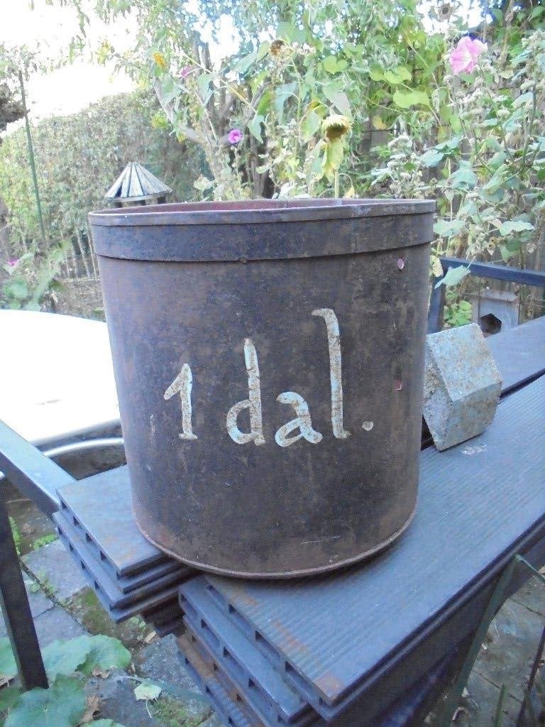 Groot rond metalen verroest recipiënt met opschrift 1 DAL., Ophalen of Verzenden