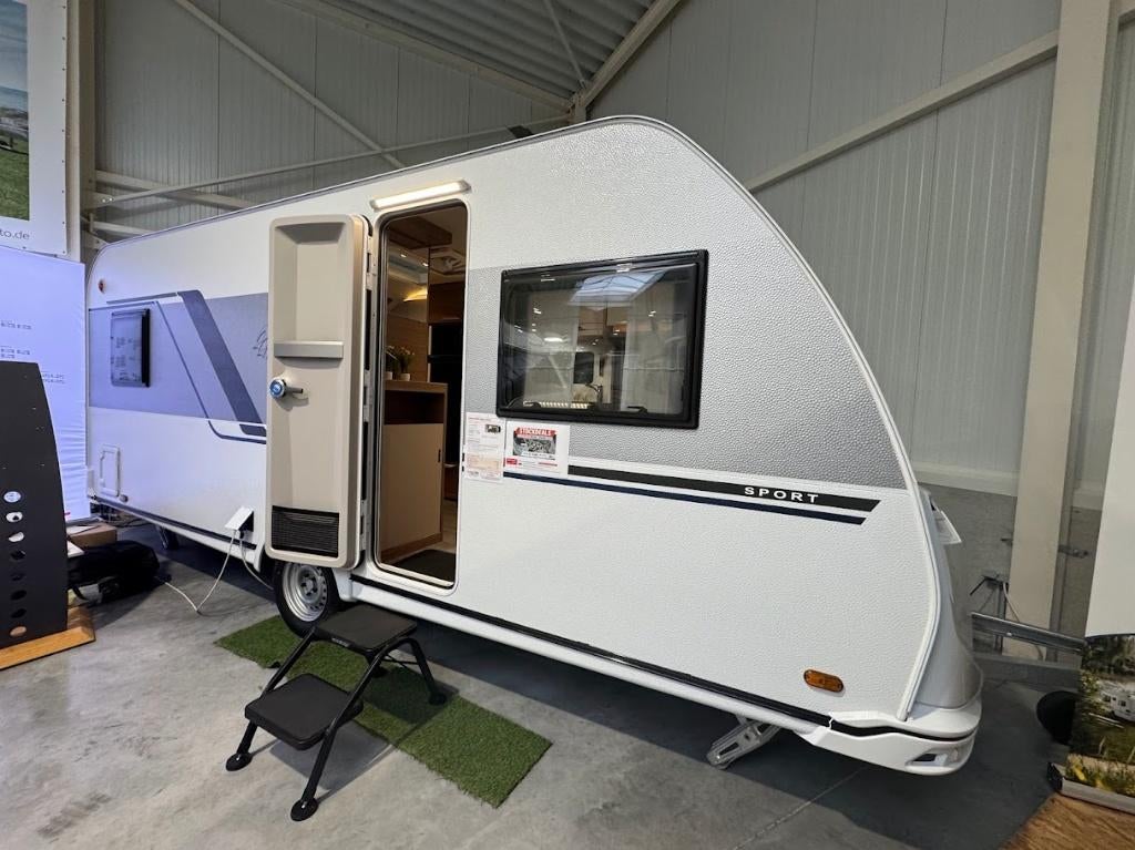 Déplaceur et auvent de fin de gamme Knaus Sport 500 UF, Jusqu'à 4, Entreprise, Poêle, Coin salon convertible