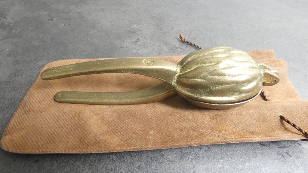 Vintage messing walnoot notenkraker [2036], Ophalen of Verzenden, Koper