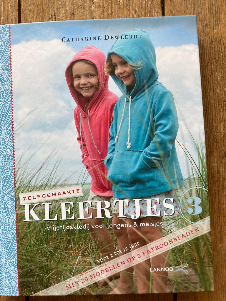Naaiboek Zelfgemaakte kleertjes 3, Hobby en Vrije tijd, Ophalen, Zo goed als nieuw