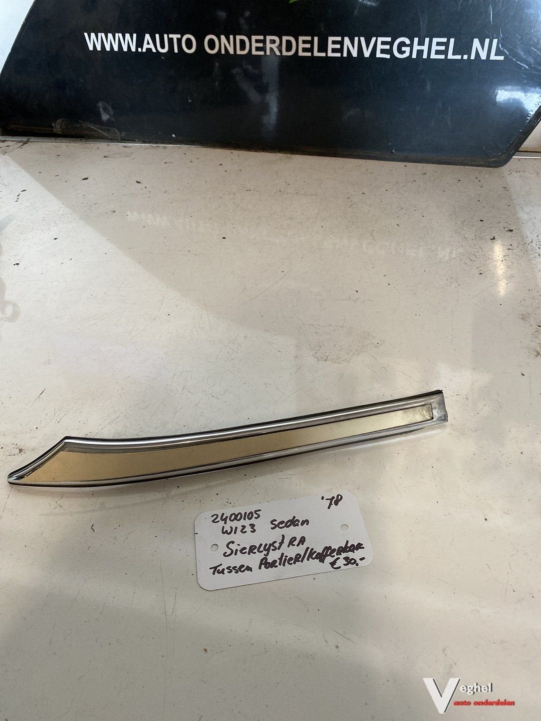Mercedes W123 2.5 B 1978 2400105  Sierlijst, Autos : Pièces & Accessoires, Carrosserie & Tôlerie, -, Utilisé, -, -
