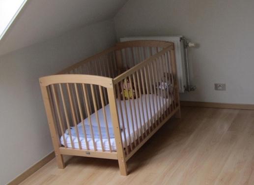 Babybedje Childwood (2 stuks beschikbaar), Kinderen en Baby's, Ophalen, Zo goed als nieuw, Minder dan 140 cm, Matras