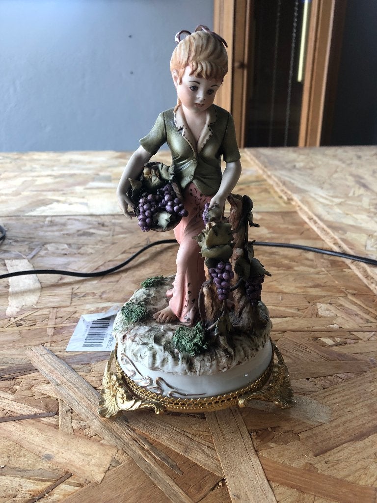 Beeldje vrouw met druiven, Verzamelen, Beelden en Beeldjes, Ophalen, Zo goed als nieuw, Mens