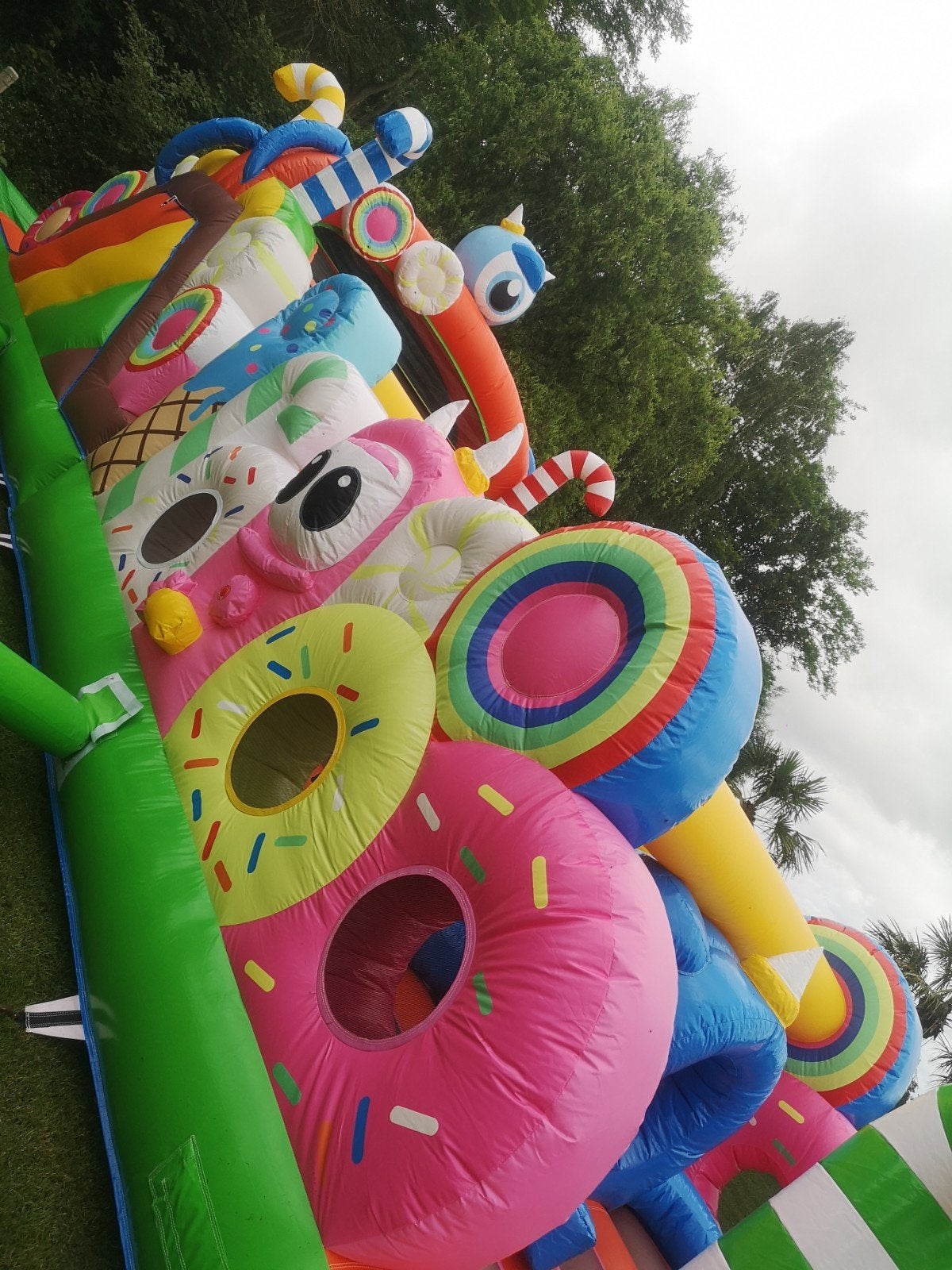 Springkasteel / stormbaan monster - donut, Hobby en Vrije tijd, Ophalen