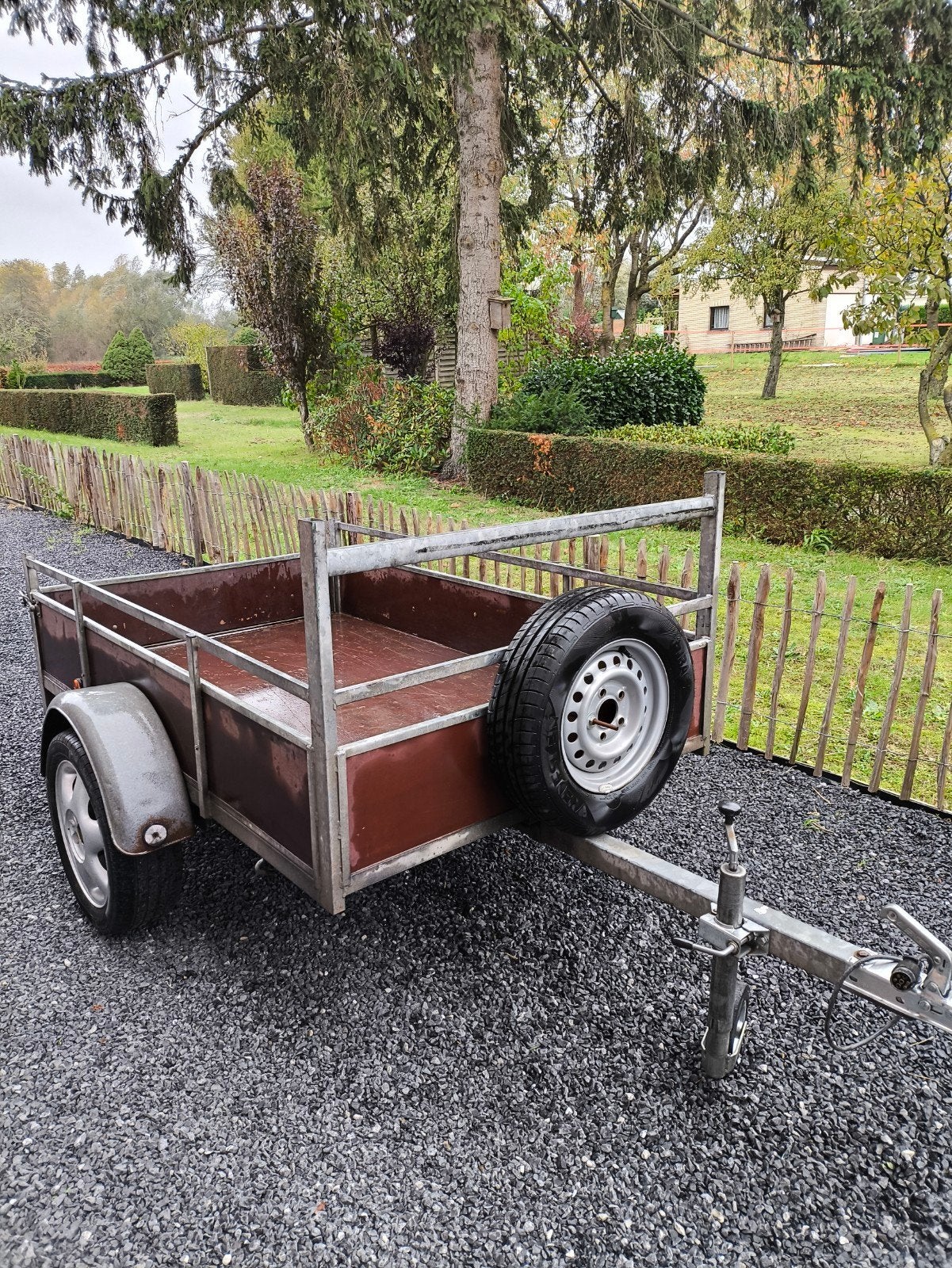 Gegalvaniseerde aanhangwagen met reservewiel en zeil, Ophalen