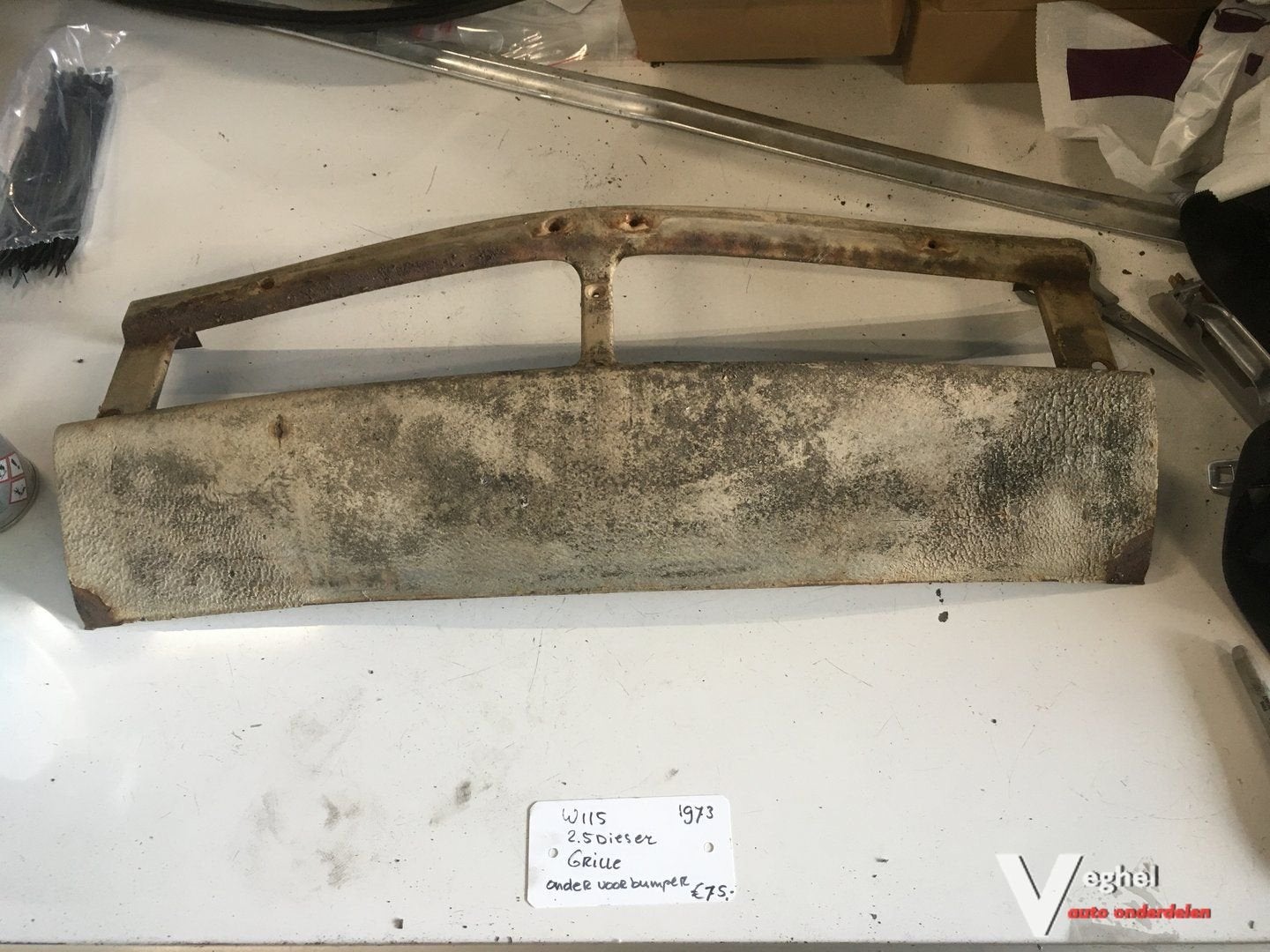 Mercedes W115 1973 2.5 diesel Grille onder voorbumper, Gebruikt, -, -, Ophalen of Verzenden