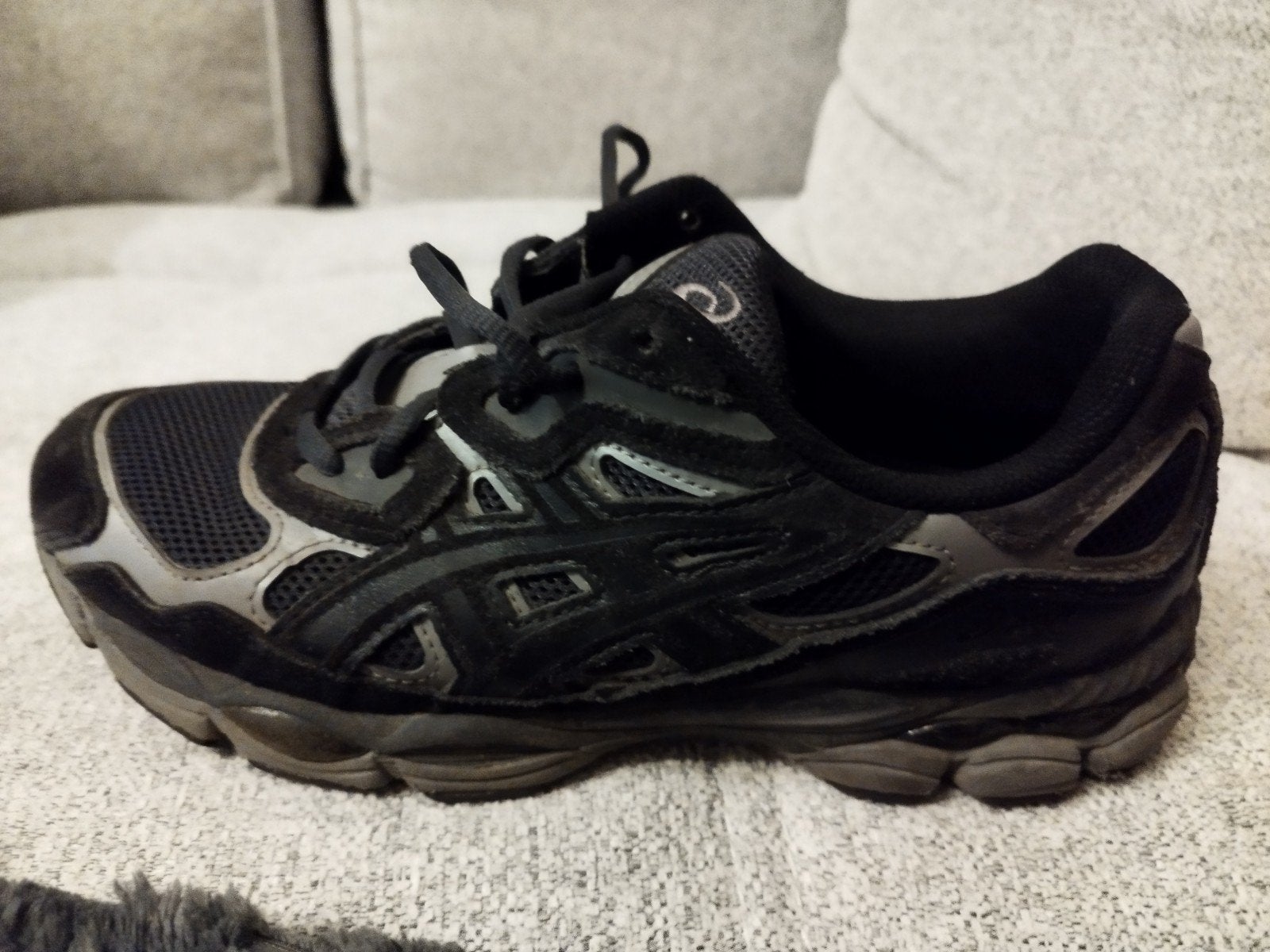 Asics noires, pointure 40,5. 
Pas de Livraison ni PayPal 
Re, Enlèvement