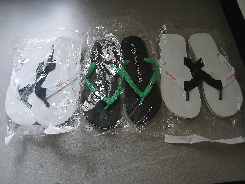 Lot de 3 paires de tongs neuves ! taille 42-43, Neuf, Chaussons, Enlèvement ou Envoi, Autres couleurs