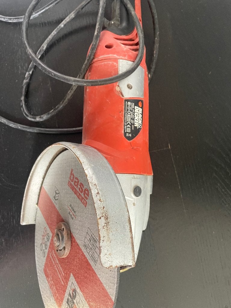 Black and Decker Drive, Enlèvement