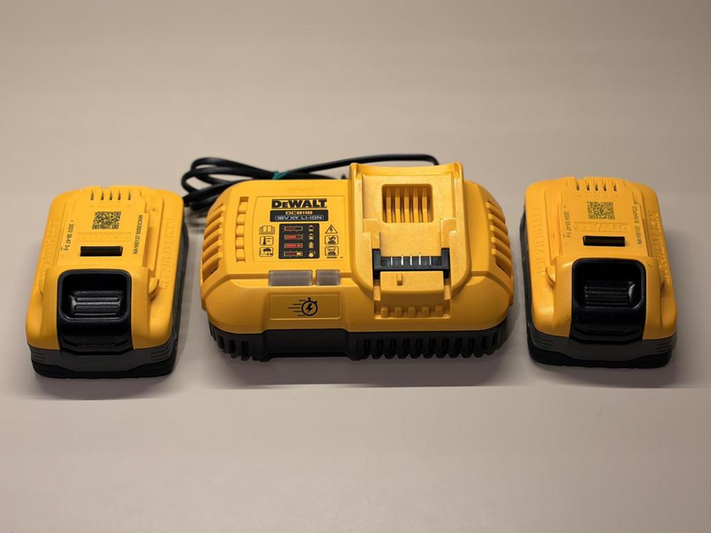 Dewalt 2x PowerStack-batterijen 18V 5AH + oplader 18V XR, Ophalen, Zo goed als nieuw