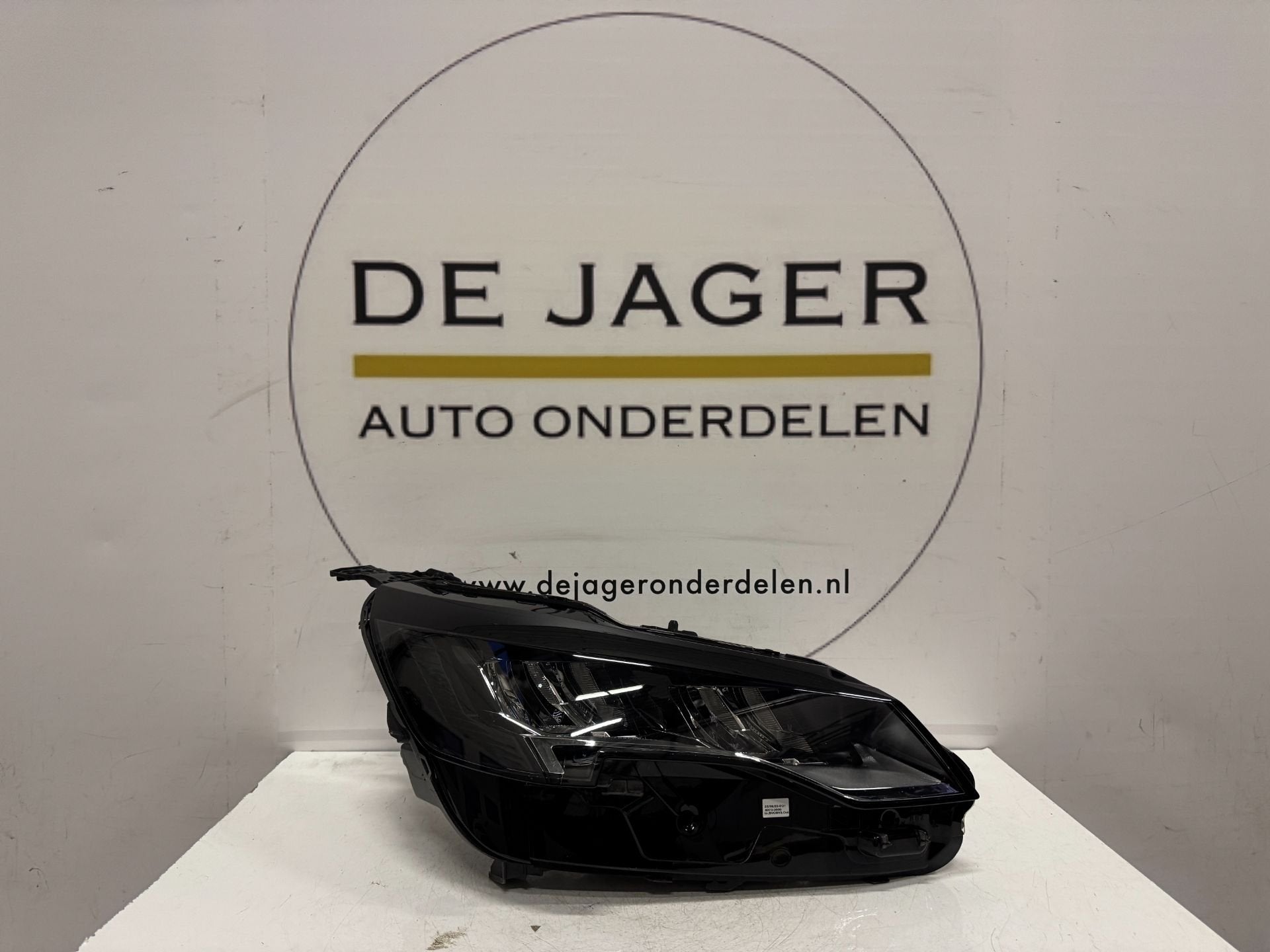Phare avant droit technologie LED pour Peugeot 3008 5008 983, Taurusavenue 1
2132 LS  Hoofddorp, NL, Contact.group@renault.com