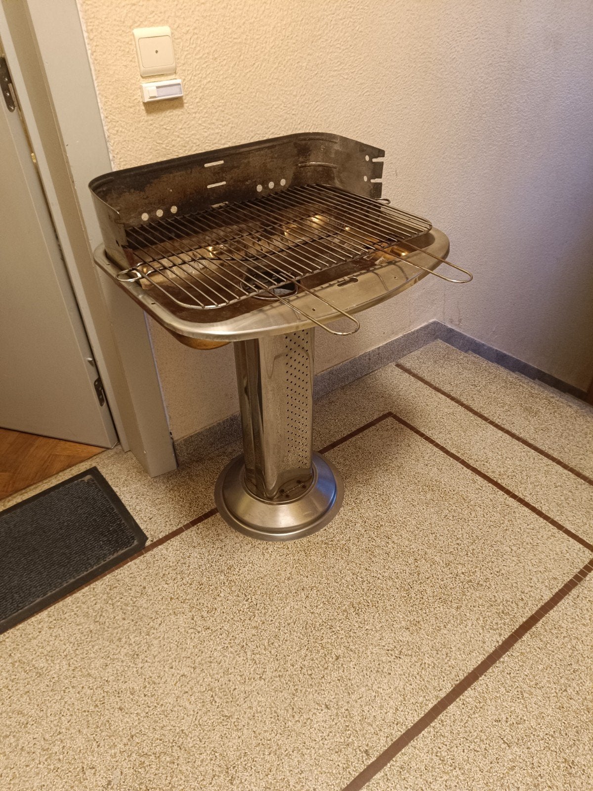 Barbecue charbon, Huis en Inrichting, Woonaccessoires | Etagères