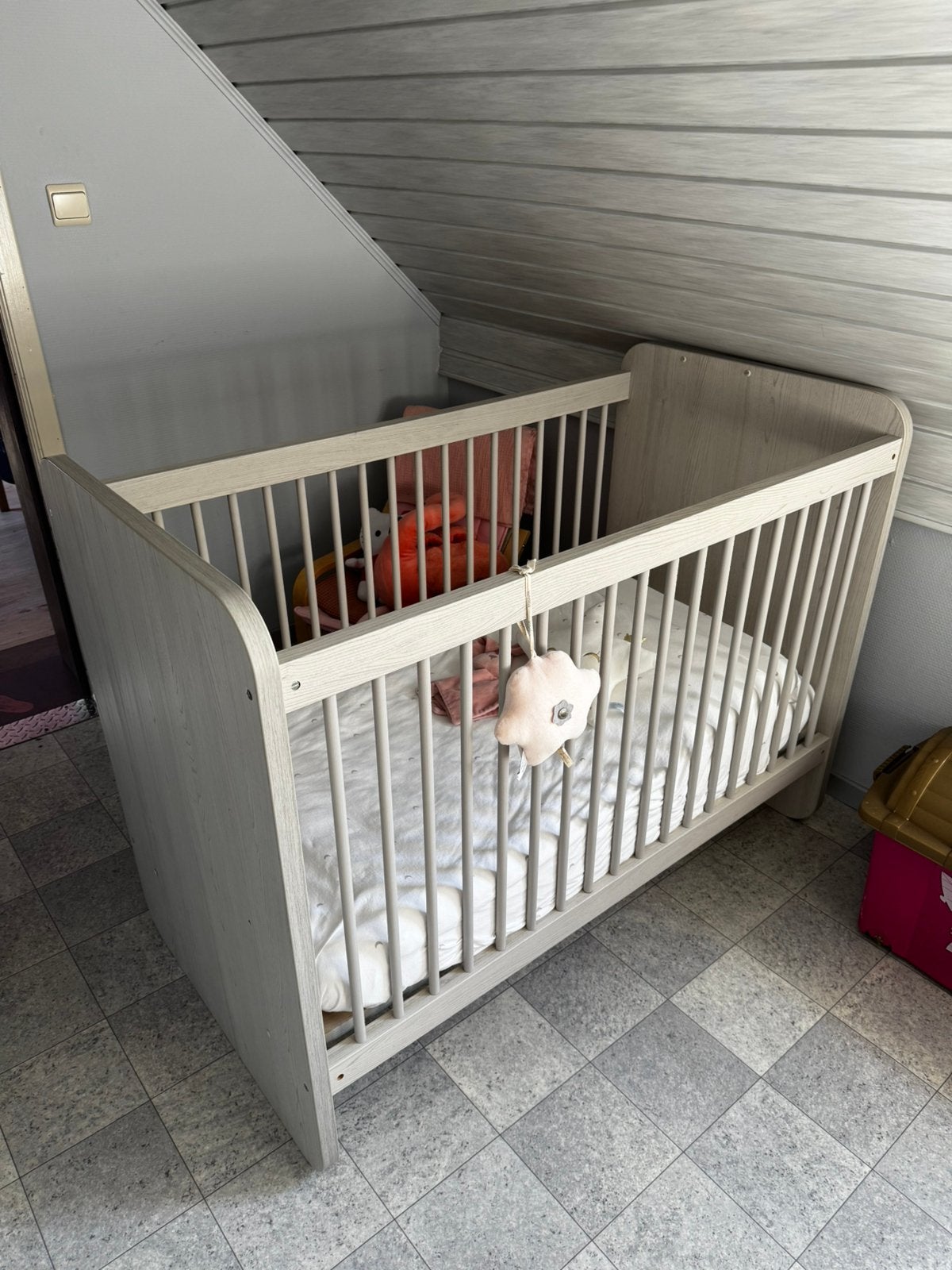Babybedje in lichte houtstructuur, Kinderen en Baby's, Babywiegjes en Ledikanten, Ophalen, Zo goed als nieuw
