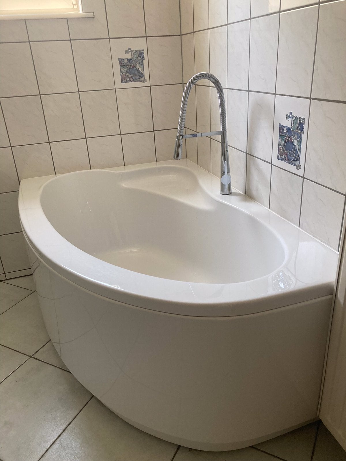 Belle baignoire d'angle avec robinet 1,55x1,00 m, Maison & Meubles, Enlèvement, Comme neuf