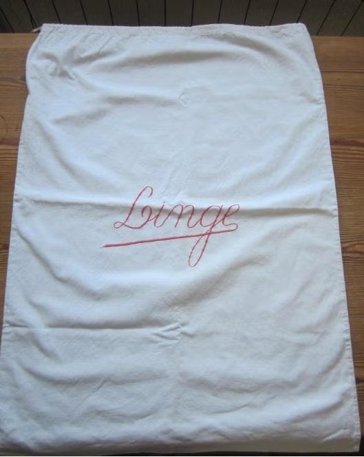 Sac à linge d'enfant en internat années 1960, Antiquités & Art, Antiquités | Vêtements et Textile, Enlèvement ou Envoi