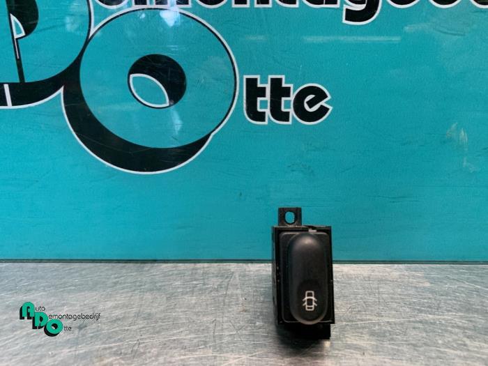 Centrale deurvergrendeling Schakelaar van een Renault Kangoo, Gebruikt, -, Renault, -