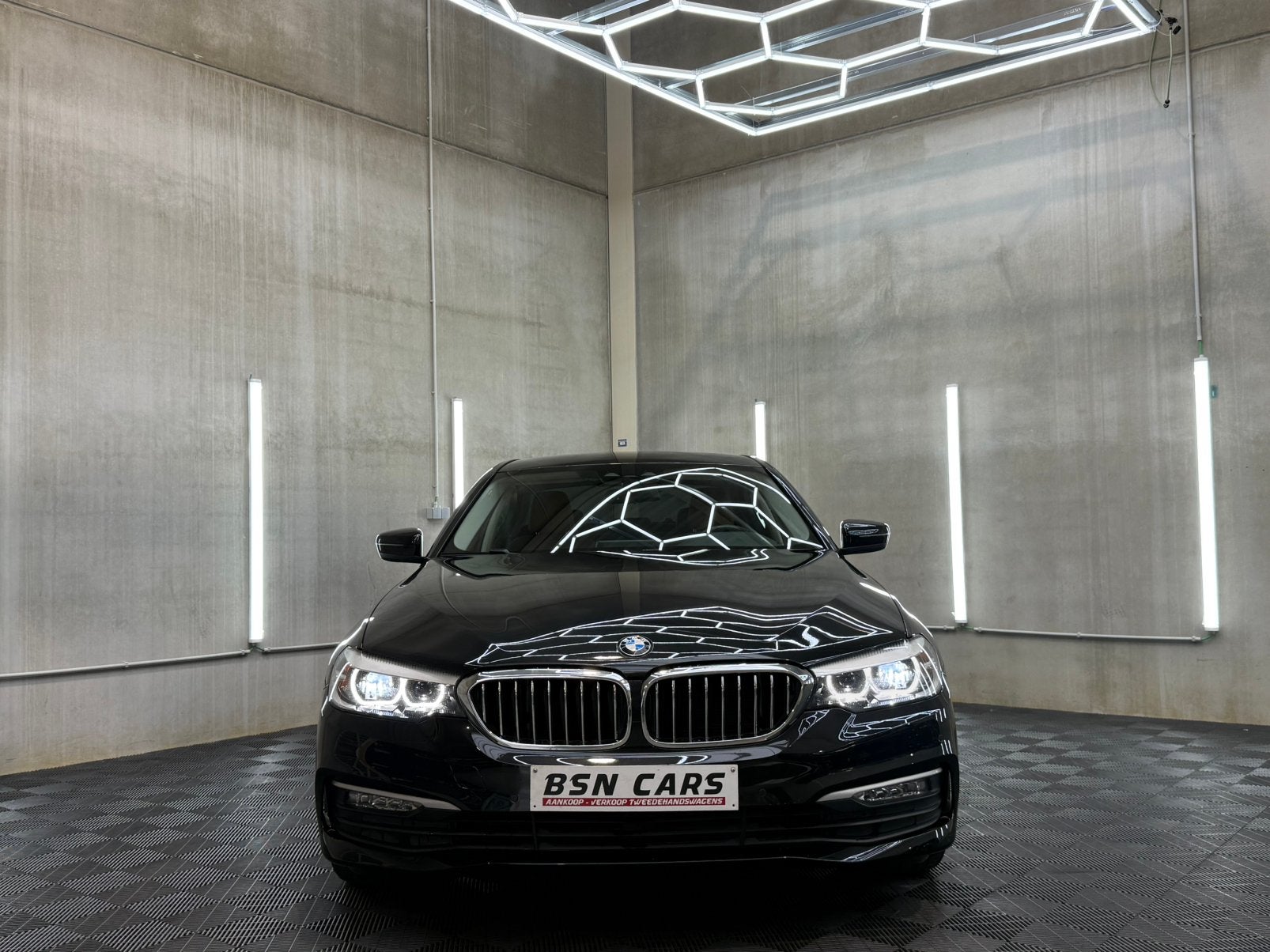 BMW 520D/BTW/CAMERA/CARPLAY/SFEER/GARANTIE, Auto's, Automaat, Achterwielaandrijving, 1995 cc, Euro 6