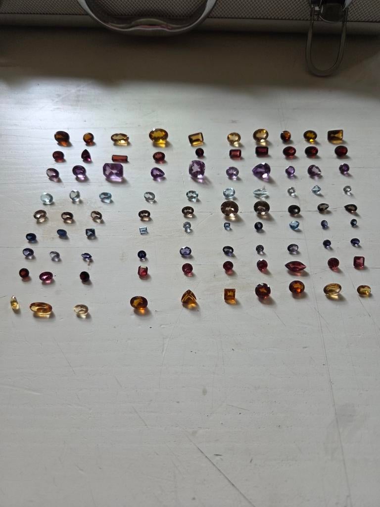 Lot de 90 pierres naturelles pour joaillerie