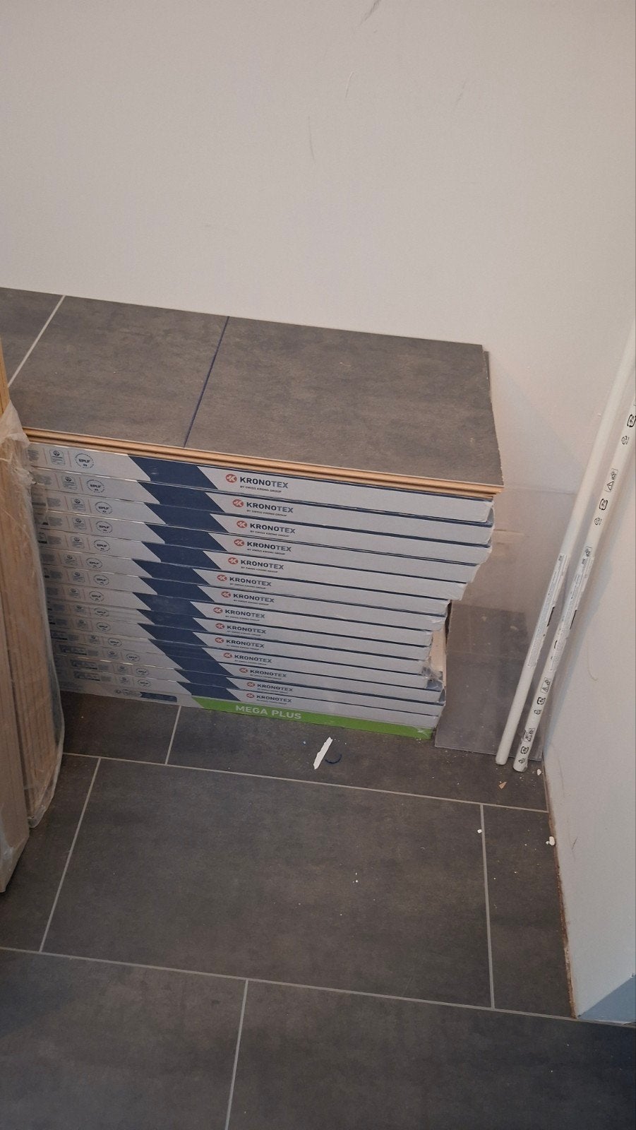 stratifié et sous-plancher, Neuf, Aggloméré, Synthétique, Enlèvement