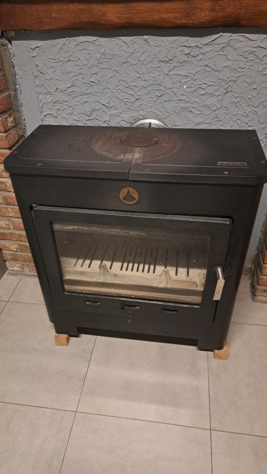 poêle à bois avec stères de bois et rangement, Enlèvement