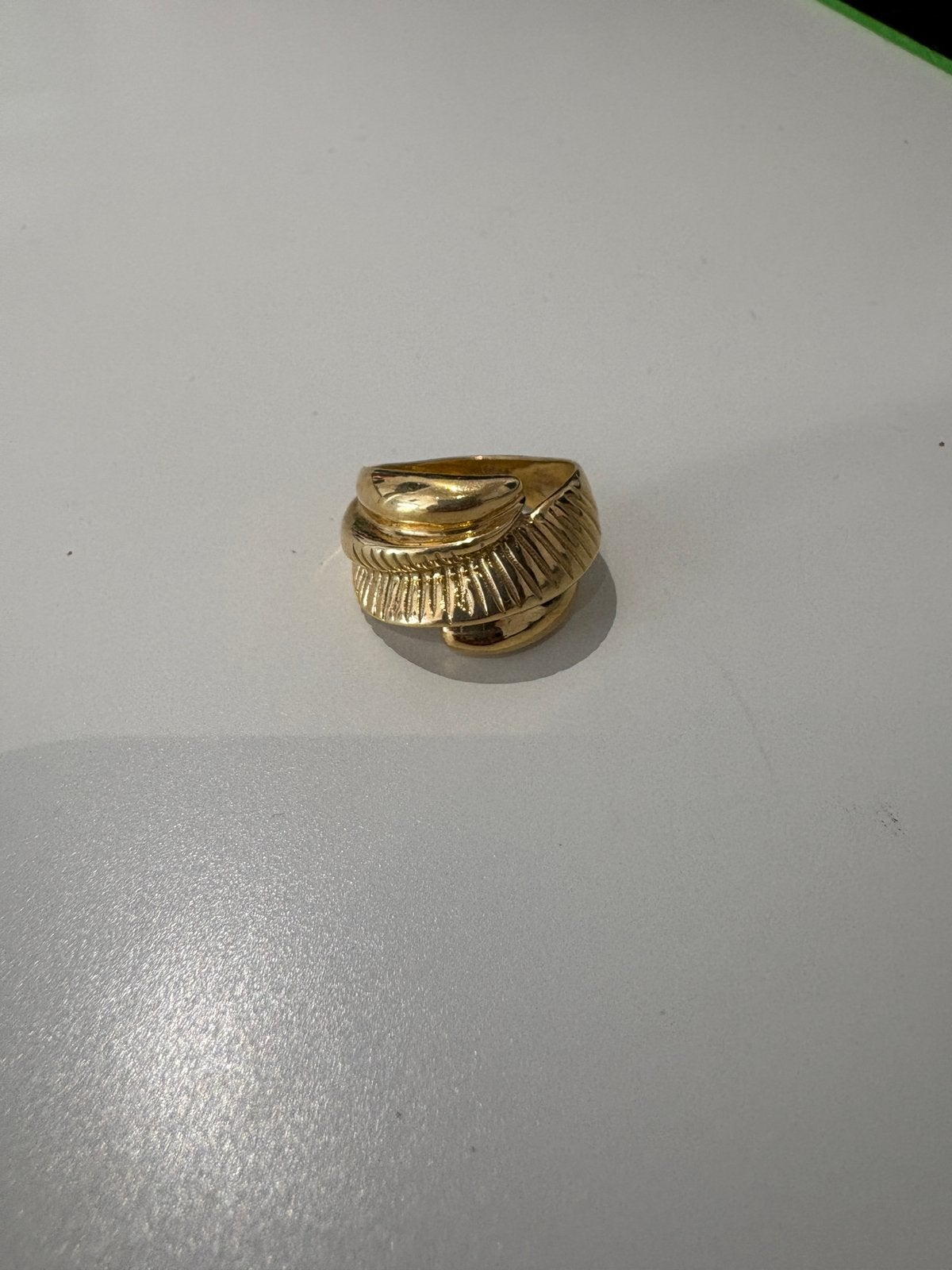 18k gouden ring — massief, veerdessin — 9 gram — maat 63, 20 of groter, Ophalen of Verzenden, Zo goed als nieuw, Dame of Heer
