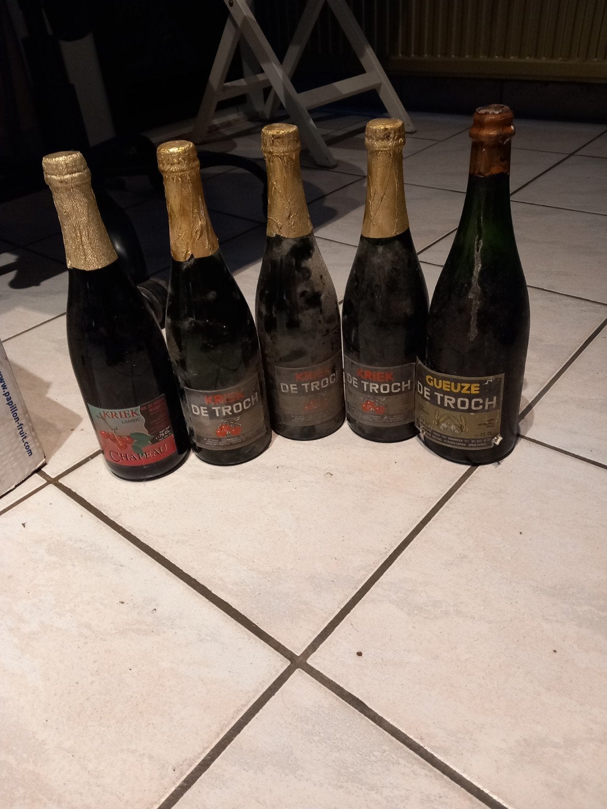 Oude bier fles gevuld, Verzamelen, Wijnen, Ophalen