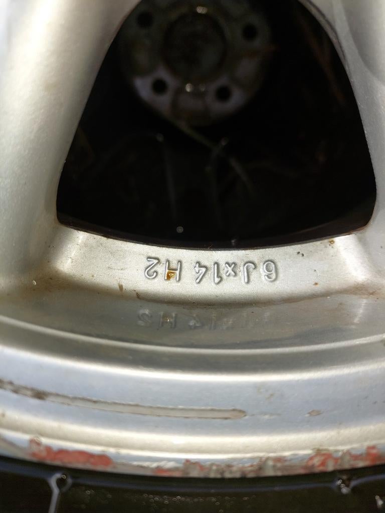 Jante 3 disponible je garde les pneus sur mazda 4.100, Enlèvement ou Envoi