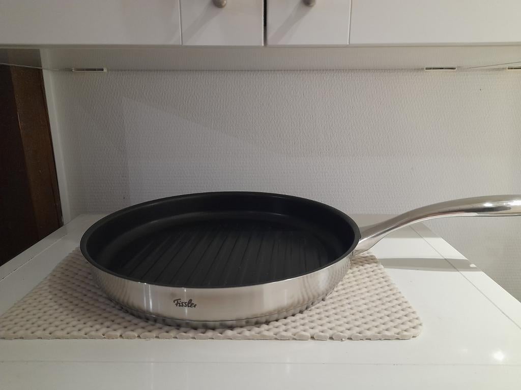 NIEUW - FISSLER 28 cm roestvrijstalen grillpan met boekje, Inox, Nieuw, Ophalen of Verzenden, Keramische plaat