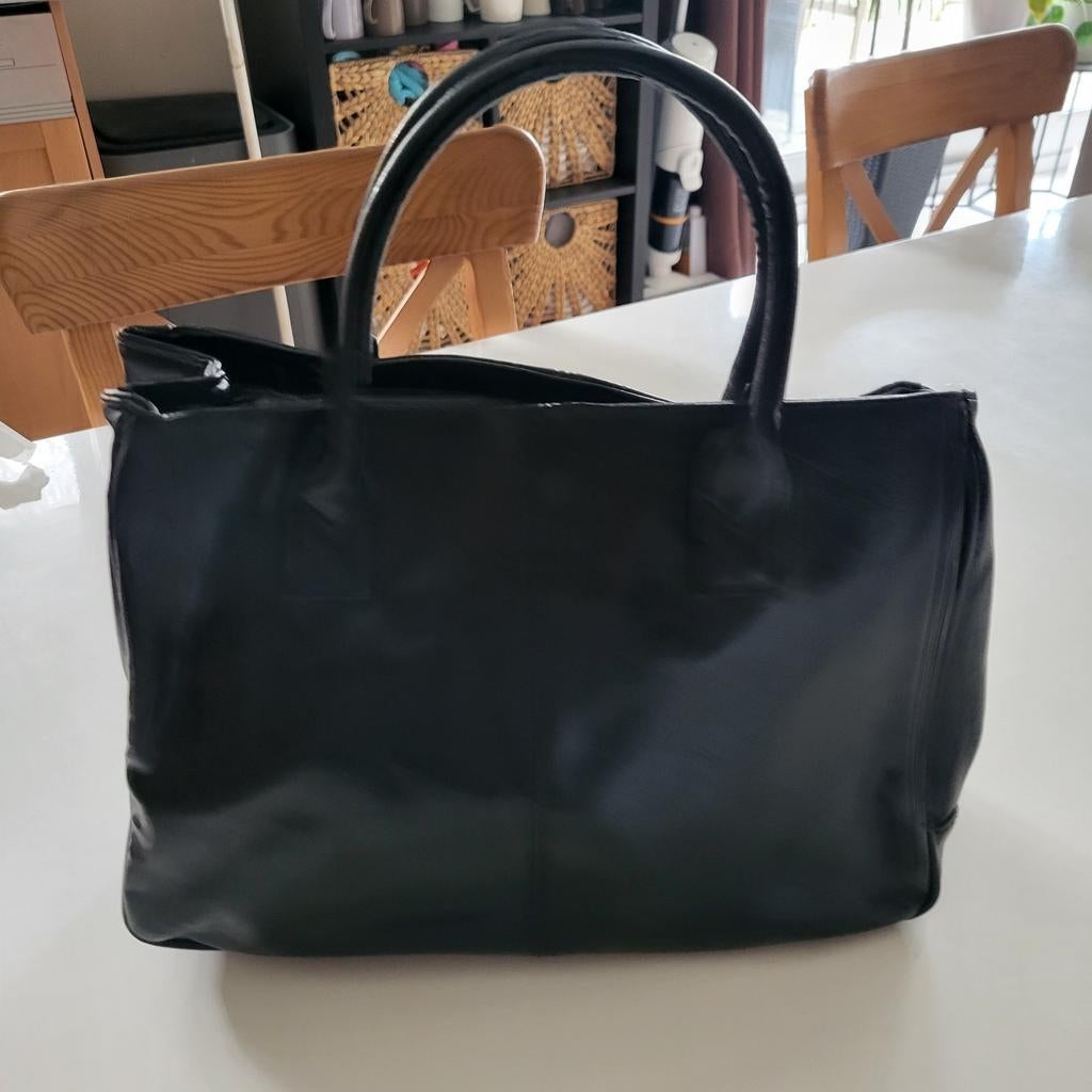 Klassieke zwarte handtas, Handtassen en Accessoires, Tassen | Damestassen, Ophalen, Zo goed als nieuw, Zwart, Handtas