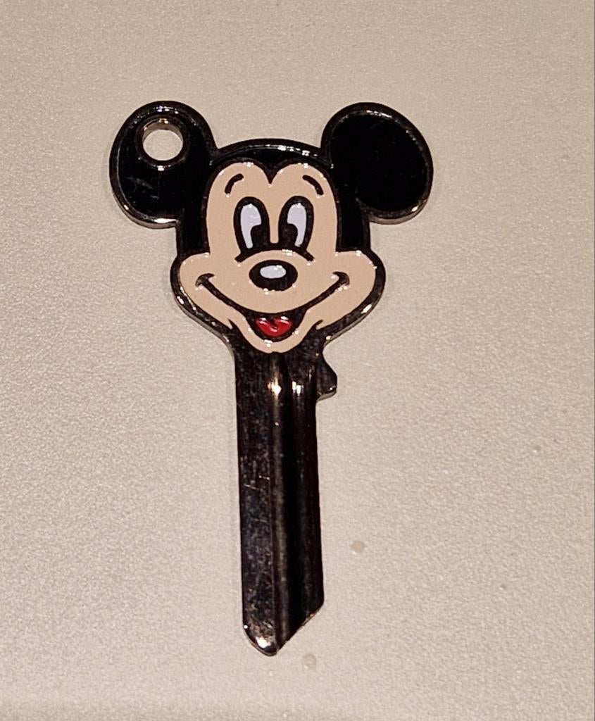 Disney sleutelhanger metaal Mickey Mouse, Verzamelen, Ophalen of Verzenden, Gebruikt, Knuffel of Figuurtje