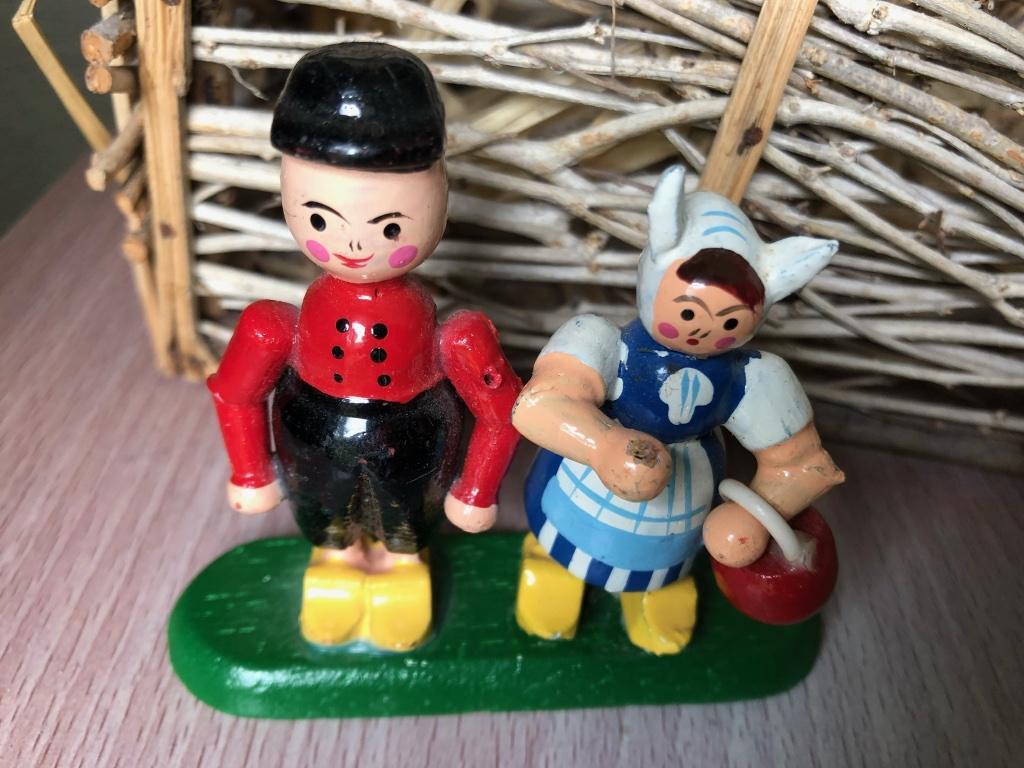 Nederlandse klederdracht houten figuurtjes 7 x 7,5 cm hout, Verzamelen, Ophalen of Verzenden, Gebruikt
