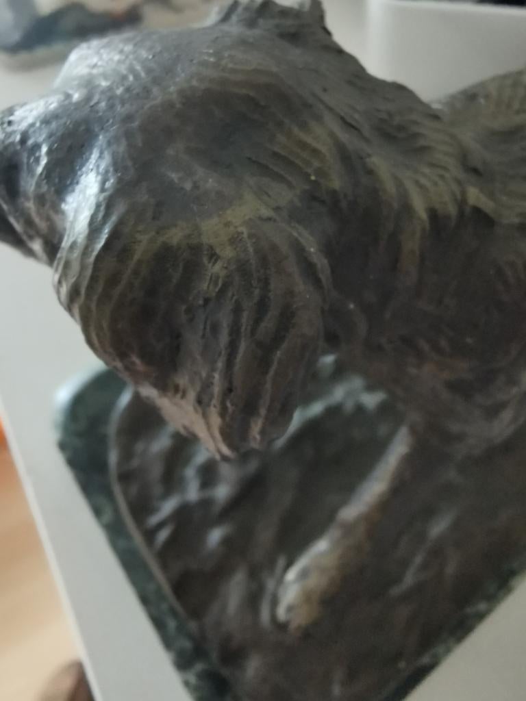 Bronzen hond met marmeren voet PJMene gesigneerd, Antiquités & Art, Enlèvement ou Envoi
