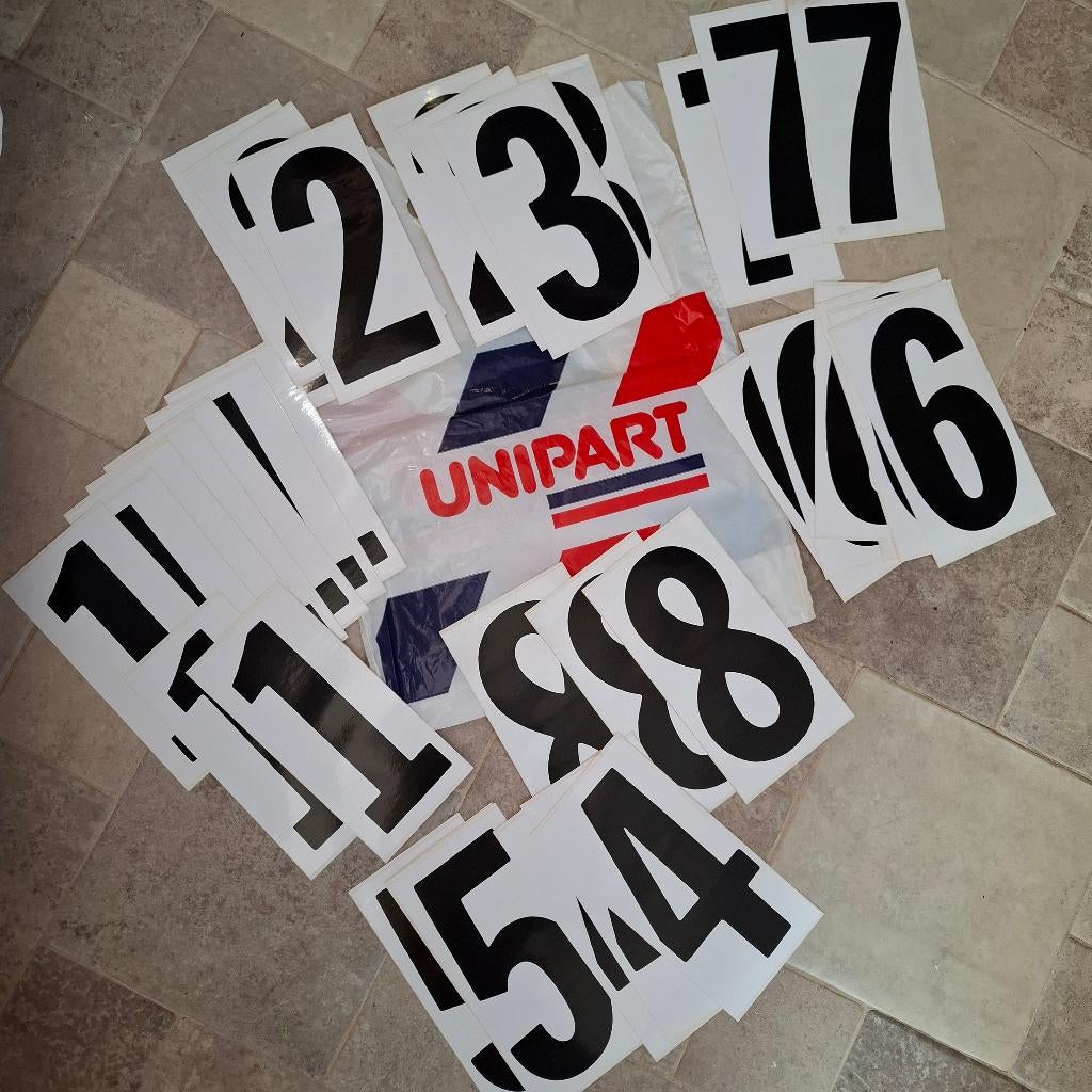 LOT 38x STICKERS Numéros pour autos rallyes compétitions, Ophalen, Nieuw