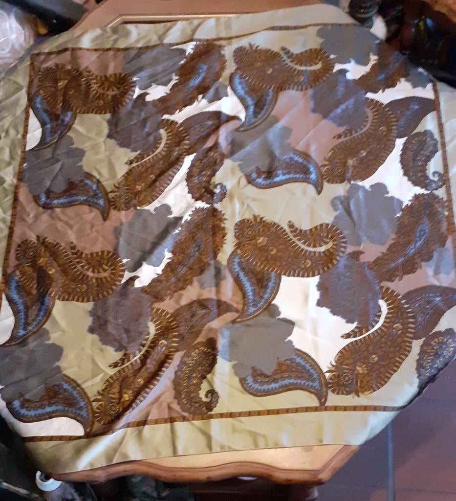 grand foulard carré couleur automnale, Enlèvement ou Envoi, Porté