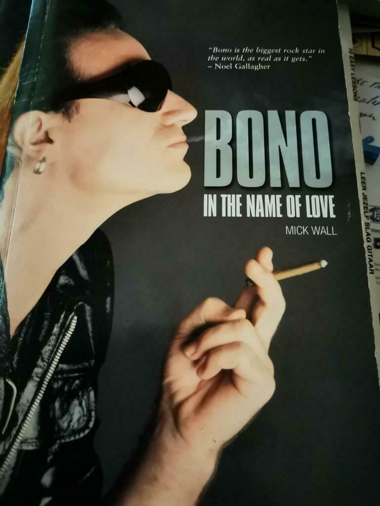 Bono U2 in the name of love Boek 1960-2005 engelstalig, Boeken, Gelezen, Mick Wall, Artiest, Ophalen of Verzenden