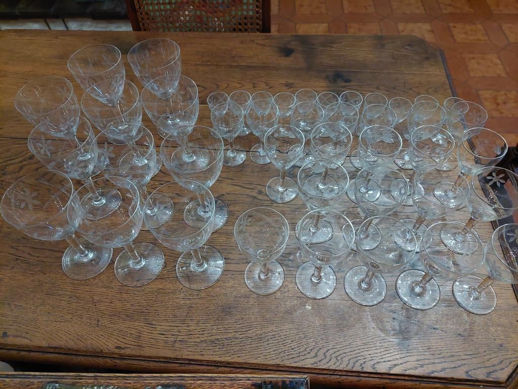 Lot van 50 kristal wijn en likeur glazen, Antiek en Kunst, Ophalen