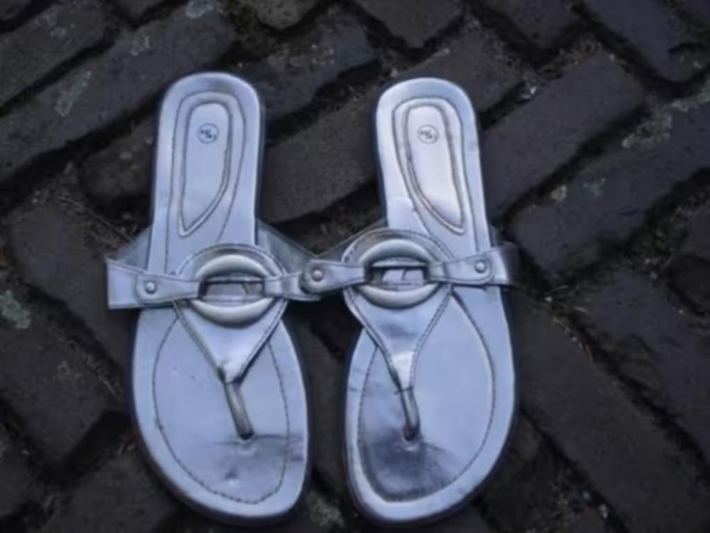 Tongs argentées de luxe taille 41 livraison gratuite, Neuf, Autres couleurs, Sandales de bain, Envoi