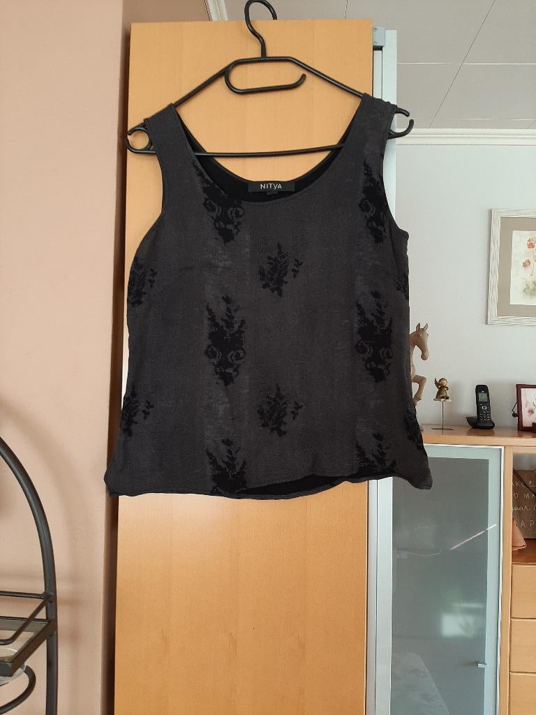 TOP gris foncé (dessins tons sur tons) NITYA - taille 38, Kleding | Dames, Maat 38/40 (M), Zwart, Ophalen of Verzenden, Nitya