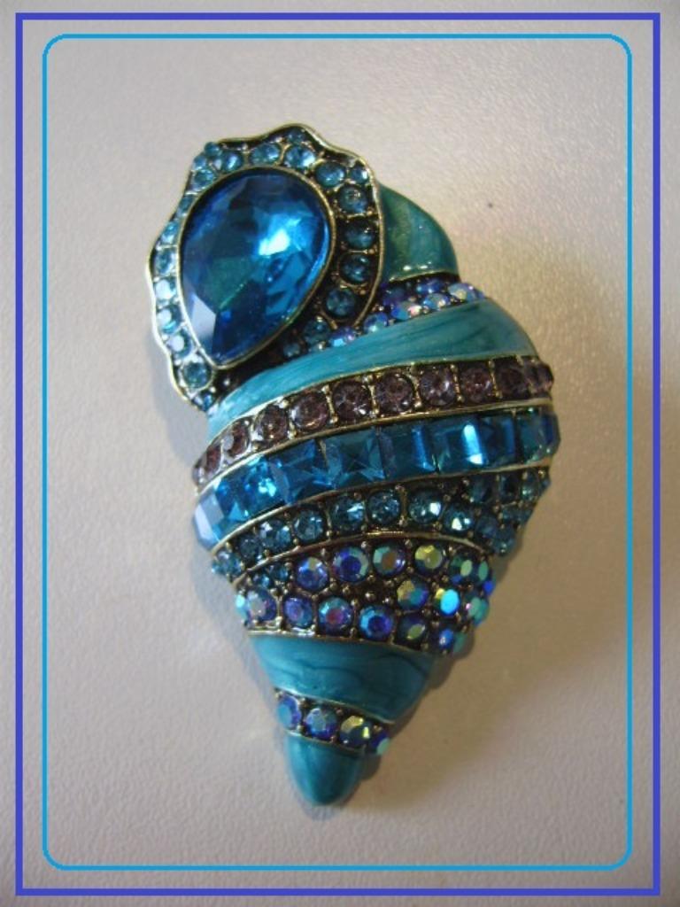 Broche >> SCHELP << multi-kleurige strass goudkleur drager, Neuf, 4 à 7 cm, Enlèvement, Bleu