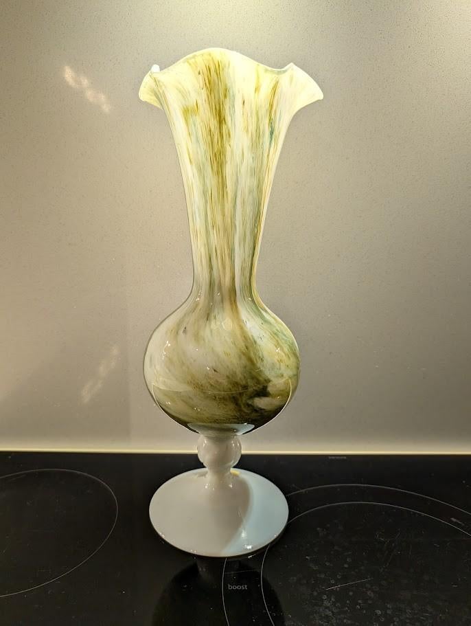 Kelkvaas op voet, opaline, puntgaaf, vintage, retro, vaas, Ophalen of Verzenden, Minder dan 50 cm, Groen, Glas
