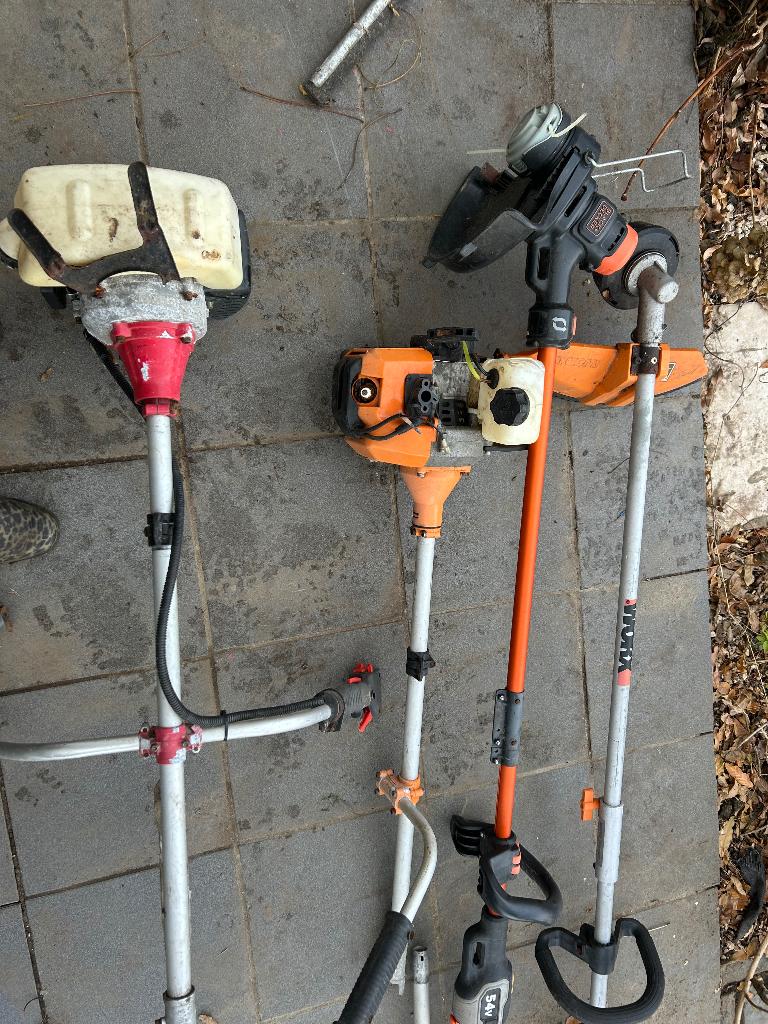 Vier bosmaaiers op accu en twee op benzine opknappers, Enlèvement, Utilisé, Batterie, Black&decker