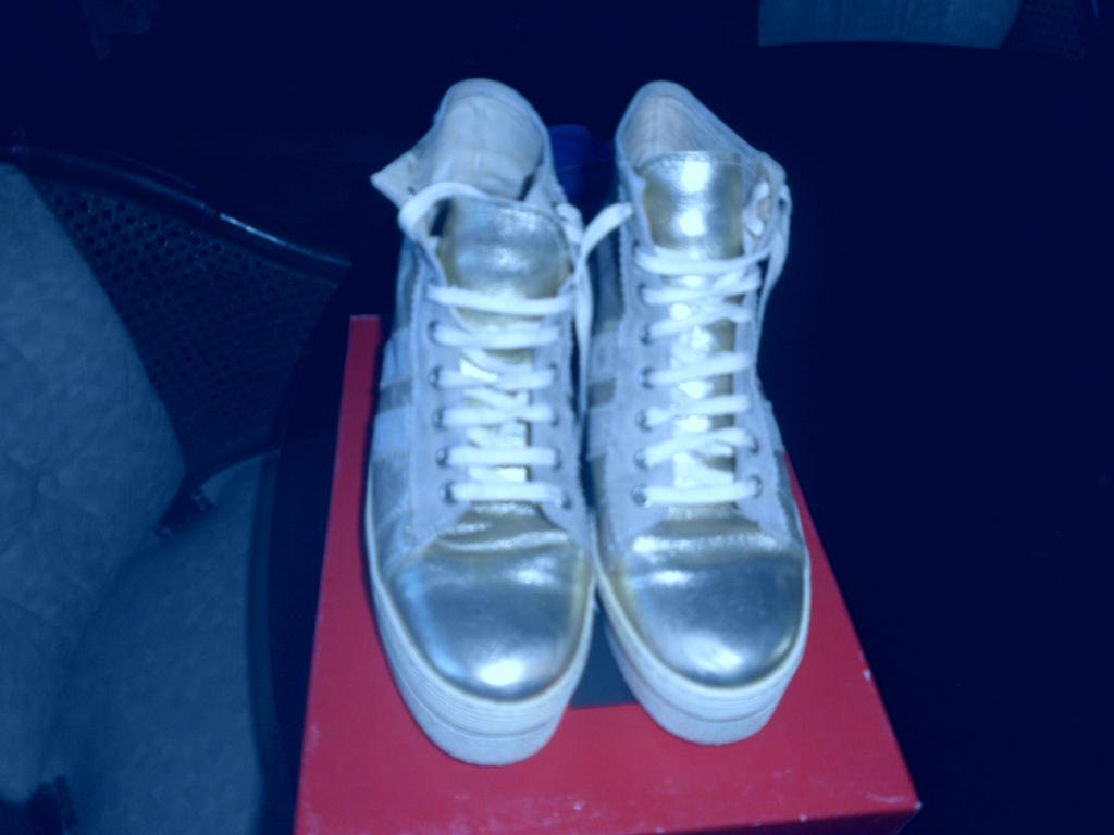 Heel mooie gouden bottinetjes voor bij rokje of broek te dra, Kleding | Dames, Ophalen, Zo goed als nieuw, Sneakers