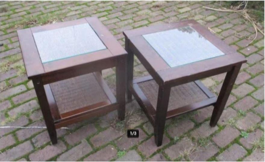 2 Mooie Tafeltjes in Hout, riet en glas - 45x45x49, Huis en Inrichting, Ophalen of Verzenden, Zo goed als nieuw, Vierkant, Glas