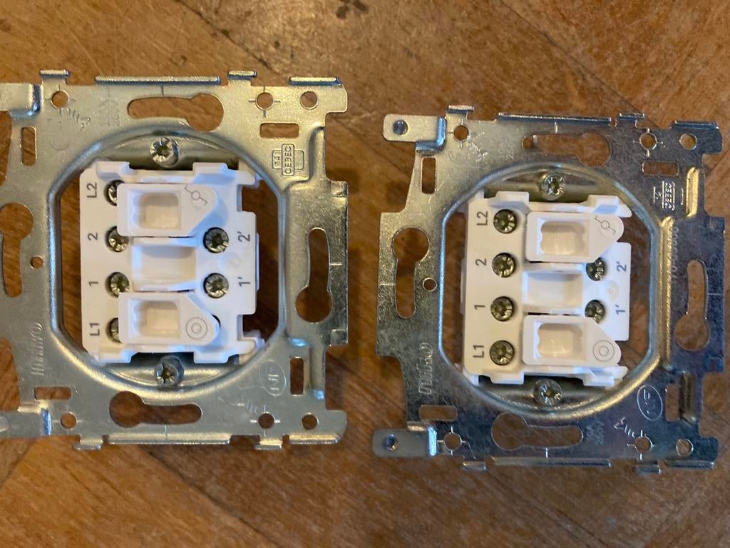 2 schakelaars Niko, Doe-het-zelf en Bouw, Ophalen, Zo goed als nieuw