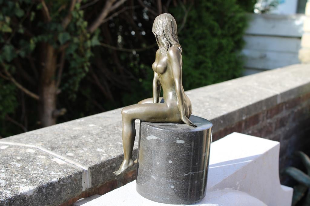 naakte vrouw in bronzen ronde basis gesigneerd, CLAUDE, Ophalen of Verzenden, Brons