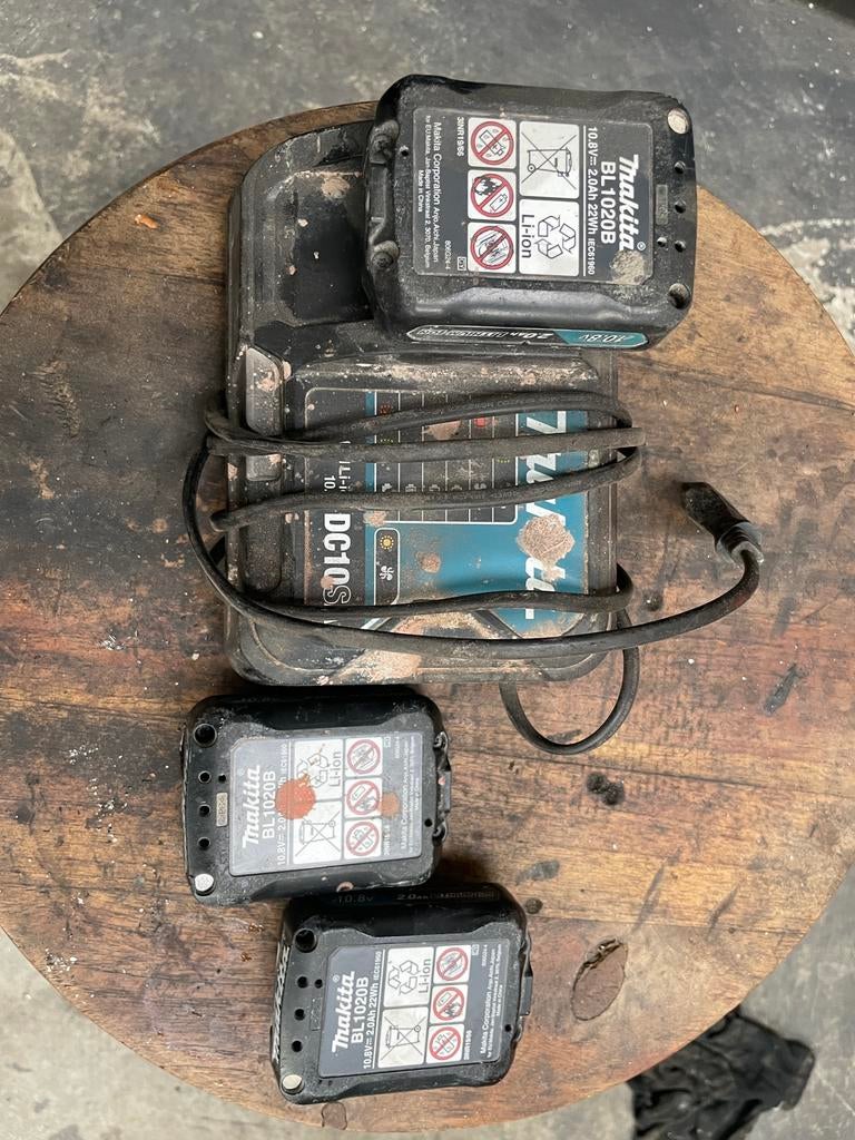 Makita-oplader met 3 batterijen, Doe-het-zelf en Bouw, Ophalen, Zo goed als nieuw
