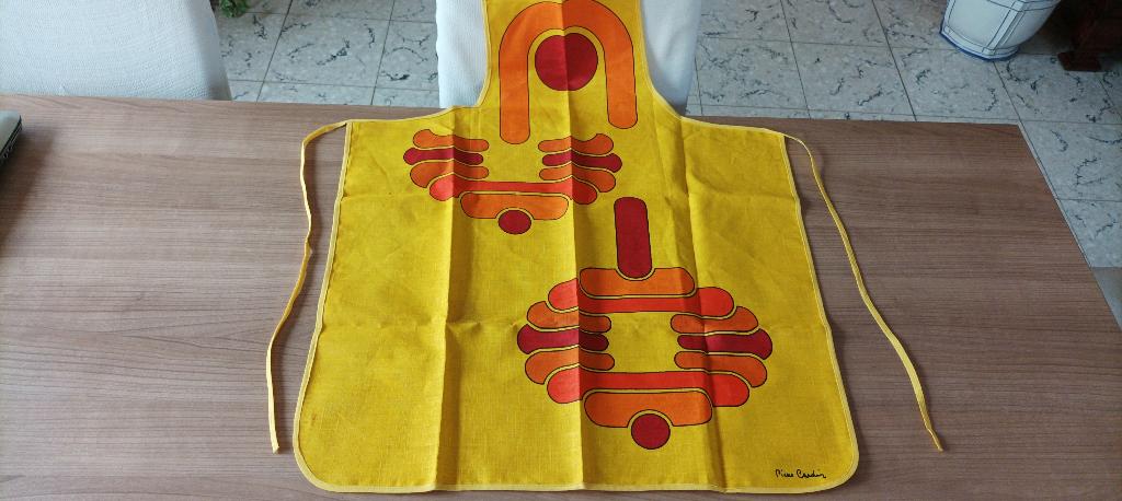 tablier de cuisine PIERRE CARDIN Neuf, Maison & Meubles, Enlèvement ou Envoi, Comme neuf, Jaune, Tablier