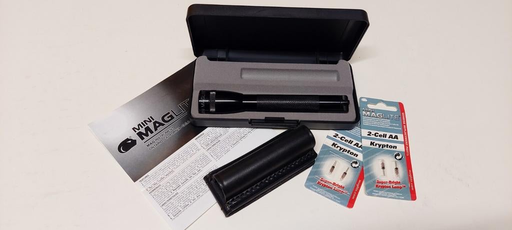 Mini Maglite AA Classic + accessoires., Caravanes & Camping, Lampes de poche, Enlèvement ou Envoi
